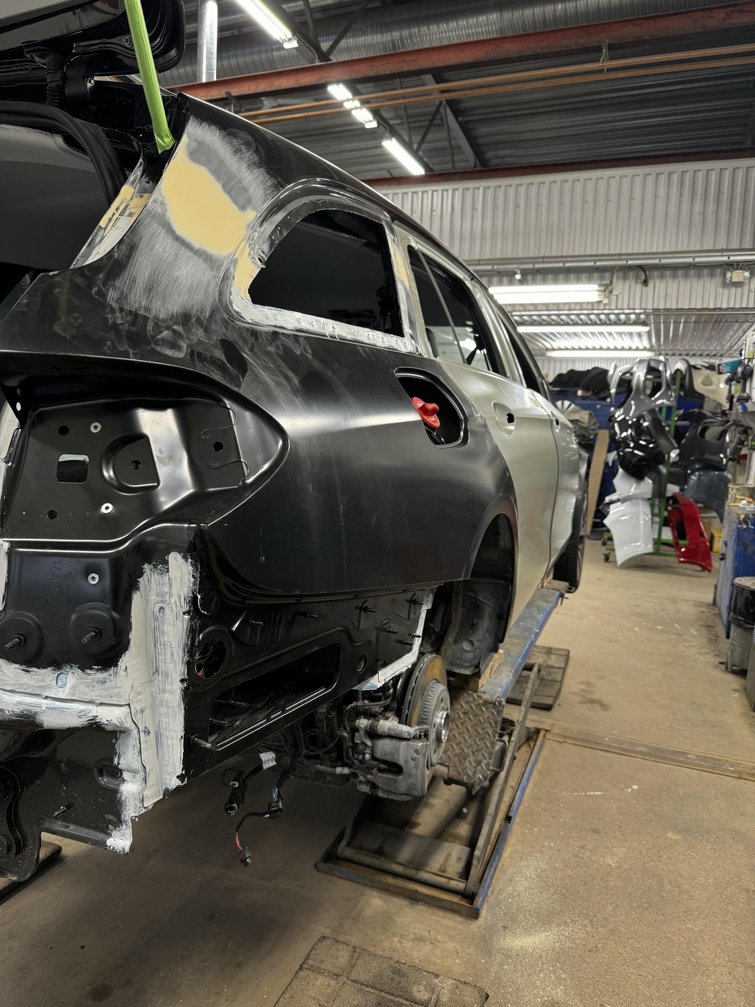 Byte av bakskärm på Mercedes Benz på Autorikt i Vimmerby