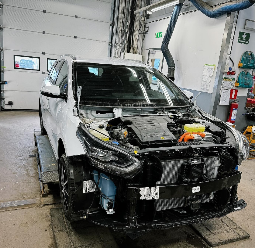 Pågående skadereparation på Autorikt i Vimmerby